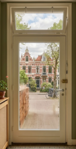Bovenraamsluiting voor bovenlicht boven deur
